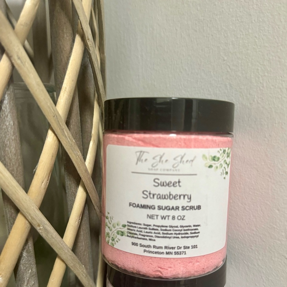 Sweet Strawberry Foaming Body Scrub NEW 8oz